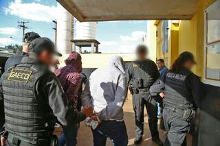 Suspeitos de envolvimento no esquema chegam a presídio de trânsito (Foto: Arquivo/Alex Machado)
