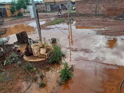 "Quando chove, vira um rio", reclama moradora sobre ruas sem asfalto na Capital