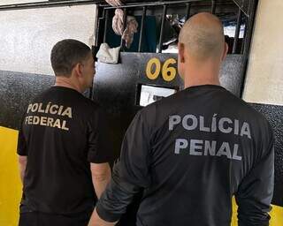 Policial penal e agente da PF em cela da PED onde foi cumprido mandado de busca (Foto: Divulgação)