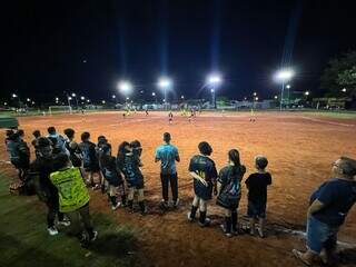 Moradores acompanham jogo de futebol na &#34;Arena Buracão&#34;, no bairro Aero Rancho, setor 3 (Foto: Divulgação)