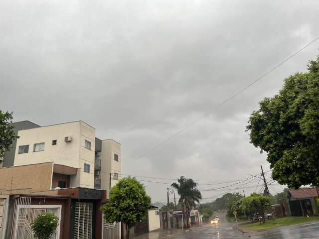 Ap&oacute;s calor&atilde;o recorde, sul de MS tem chuva e vento de at&eacute; 61 km por hora