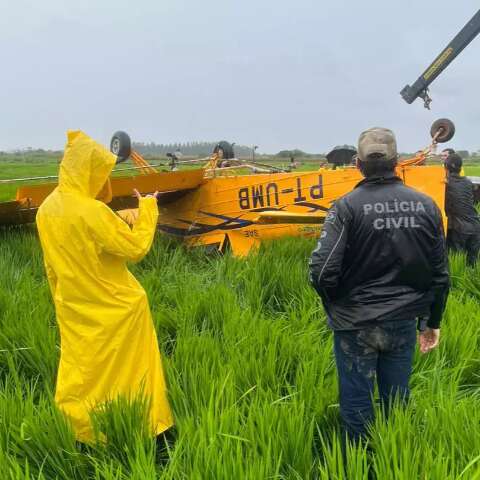 Avião agrícola não conseguiu levantar voo e tombou em lavoura de arroz