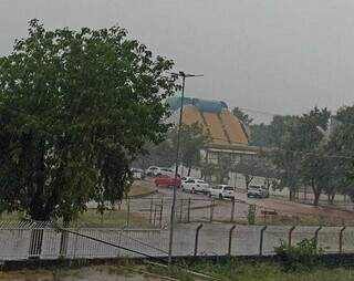 Chuva registrada nesta manhã em Corumbá, no Bairro Dom Bosco (Foto: Direto das Ruas)