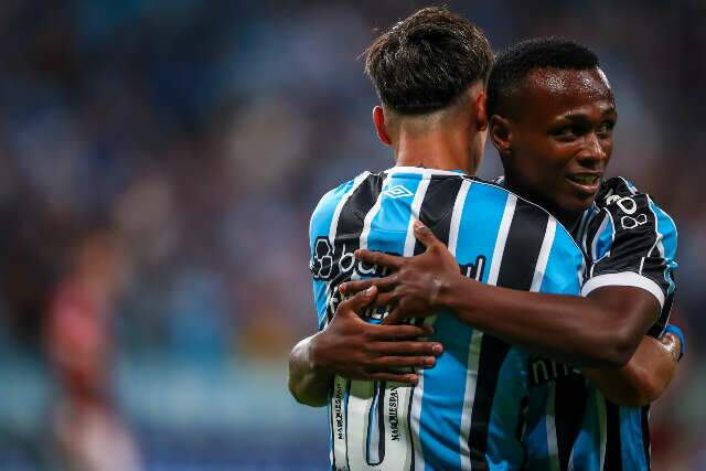 Jogando em casa, Gr&ecirc;mio vira e Flamengo sofre 1&ordf; derrota com Tite