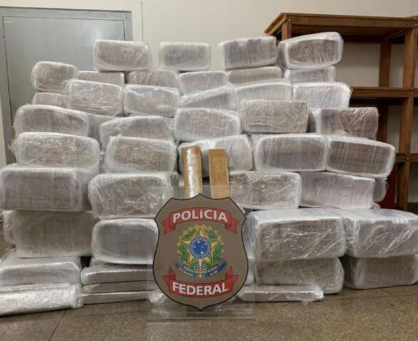 Motorista e batedor s&atilde;o presos pela PF com 1,6 tonelada de maconha