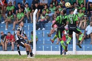 Disputa de bola dos jogadores do Náutico em jogo contra o Corumbaense (Foto: Luciano Maca/EsporteMS)