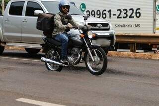 Motocicleta na Avenida Duque de Caxias, na manhã desta 4ª feira. (Foto: Henrique Kawaminami)