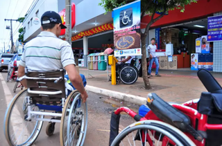 Deficiente físico cadeirante em rua de Dourados (Foto: Eliel Oliveira/Arquivo Campo Grande News)