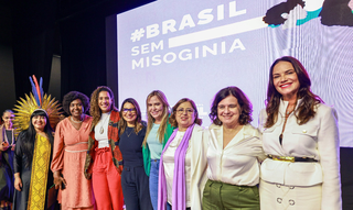 As ministras de meio ambiente, das mulheres, dos povos indígenas, saúde e cultura ao lado da primeira dama, Janja Silva. (Foto: Claudio Kbene/PR)