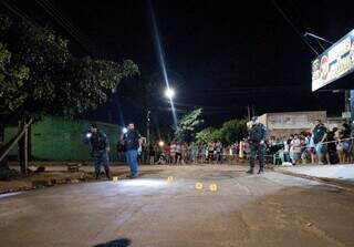 Moradores acompanham trabalho da polícia no local de execução (Foto: Osmar Daniel) 