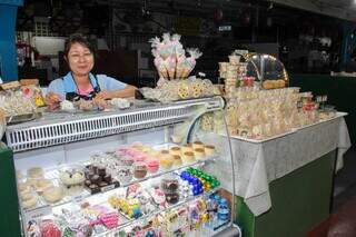 Na Feira Central, Regina Célia tem banca com doces japoneses. (Foto: Juliano Almeida)