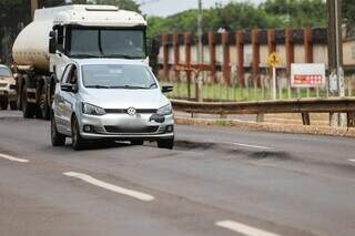 Rodas de carros &#34;encaixadas&#34; em ondulação do asfalto da Avenida Duque de Caxias. (Foto: Henrique Kawaminami)