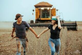 Poeira não faltou no ensaio do casal agro, que eternizou momento em álbum de casamento (Foto: Thiago Padovan)