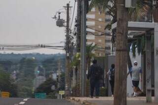 Pedestres caminham pela calçada da Avenida Afonso Pena (Foto: Henrique Kawaminami)