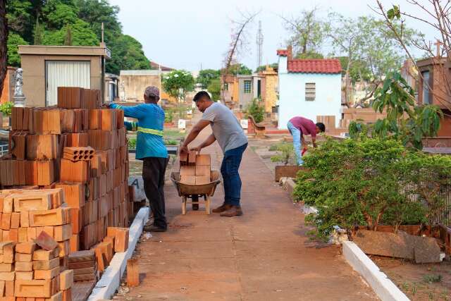 Com feriado de Dia de Finados, cemit&eacute;rios municipais recebem limpeza e reformas 