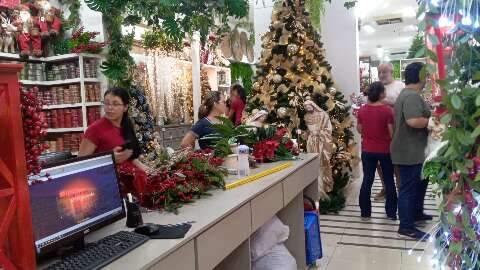 Lojas começam a se preparar para o Natal com decorações e novas contratações 