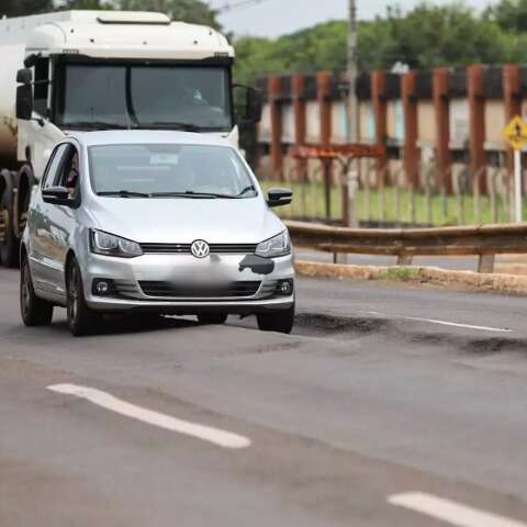 Desfile de caminh&otilde;es custa caro ao asfalto e leva perigo &agrave; Duque de Caxias