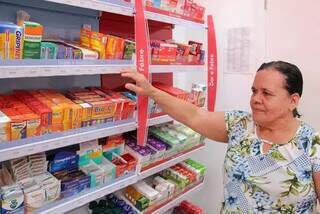 Cliente olha remédio de gripe e alergia em prateleira da drogaria FarMelhor (Foto: Campo Grande News/Arquivo)