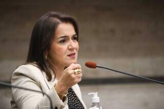 Prefeita de Campo Grande, Adriane Lopes, discursando em evento (Foto: Henrique Kawaminami/Campo Grande News)