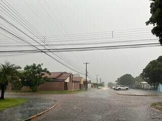 Ruas alagadas no Jardim Água Boa durante chuva forte desta quinta-feira (Foto: Helio de Freitas)