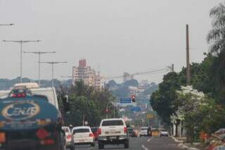 Névoa seca sobre o céu de Campo Grande (Foto: Henrique Kawaminami)