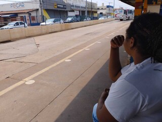 Adriana esperando a linha 522 no Terminal Morenão, em Campo Grande (Foto: Alison Silva)