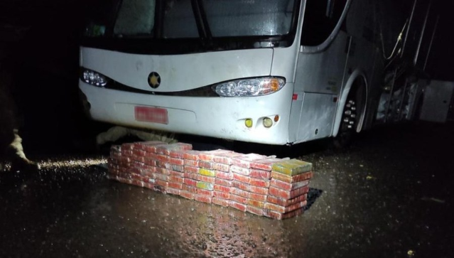 Dupla &eacute; presa com 96 kg de coca&iacute;na pura em &ocirc;nibus com imigrantes ilegais