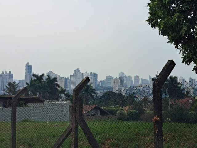 Com baixa umidade no ar, n&eacute;voa seca encobre o c&eacute;u da Capital 