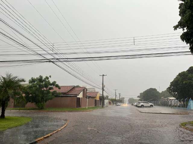 Chuva forte alaga ruas e acumulado no m&ecirc;s supera 240 mil&iacute;metros