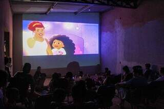 No Bairro Nhanhá, crianças acompanharam exibição de filmes na noite de quinta-feira (26). (Foto: Juliano Almeida)