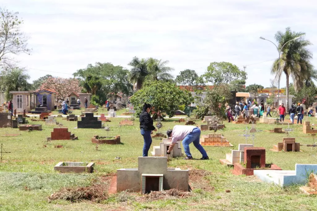 Mais de 30 mil pessoas devem visitar cemit&eacute;rios no Dia de Finados