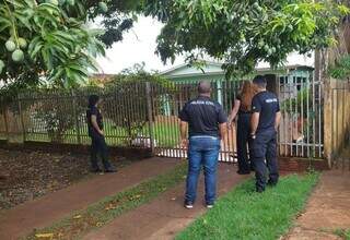 Policiais em residência em Dourados, para checar denúncia de maus-tratos (Foto: Adilson Domingos)