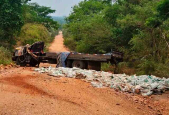 Motorista &eacute; encontrado morto dentro de caminh&atilde;o com cabine destru&iacute;da