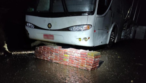 Dupla é presa com 96 kg de cocaína pura em ônibus com imigrantes ilegais