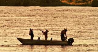 Pescadores durante atividade em rio de Mato Grosso do Sul (Foto: Divulgação)