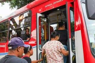 Passageiros embarcando em ônibus (Foto: Henrique Kawaminami)