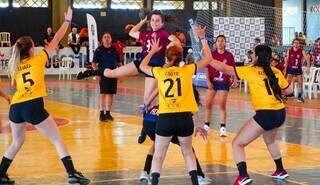 Meninas do handebol em quadra pelo torneio estadual (Foto: Lucas Castro/Fundesporte)