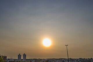Sol com névoa seca em Campo Grande nesta manhã (Foto: Henrique Kawaminami)