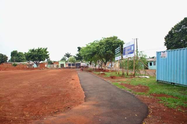 Pelos bairros, campos e pra&ccedil;as sofrem com falta de limpeza e estrutura 