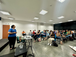 Estudantes durante palestra na sede da Sejuv, em Campo Grande. (Foto: Reprodução/Sejuv)