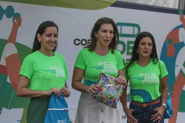 Participantes entregam brinquedos e recebem kits para a Corrida dos ...
