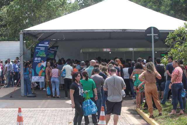 Participantes entregam brinquedos e recebem kits para a Corrida dos Poderes 