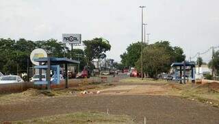 Obra previa construção de pontos de ônibus centrais, iguais aos que foram construídos na Rui Barbosa, no centro de Campo Grande (Foto: Alex Machado)