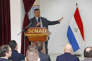 Ministro Flávio Dino fala em evento nesta sexta-feira, na sede da Senad paraguaia (Foto: Divulgação)
