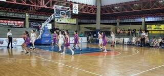 Jogadoras de basquete adulto disputando competição no Cemte (Foto: Divulgação/FBMS)