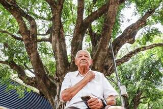 Antônio Francisco de Oliveira já viu o tratamento ser feito antes nas árvores da Capital (Foto: Henrique Kawaminami)