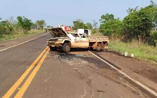 O motorista do caminhão morreu no local, os outros dois ocupantes foram socorridos (Foto: Polícia Rodoviária Estadual)