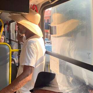 Uso de chapéus é item quase obrigatório para muitos passageiros em Campo Grande (Foto: Natália Olliver)