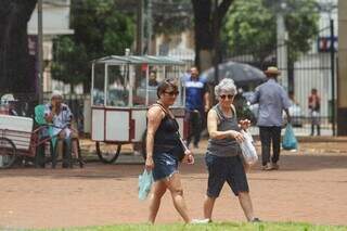 Mulheres caminham na Praça Ary Coelho, em Campo Grande (Foto: Henrique Kawaminami)