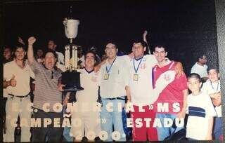 Luiz Ojeda (ao centro) comemorando a conquista do Estadual de 2000 (Foto: Acervo Pessoal)